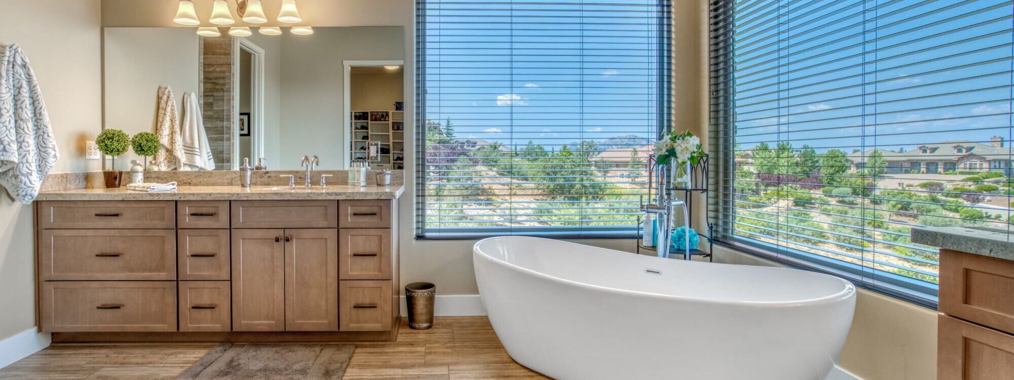 ADOBESTOCK_482062273 2000X750 | Tendance Cuisine Comment bien entretenir son mobilier de salle de bain en bois ? Saint-Louis
